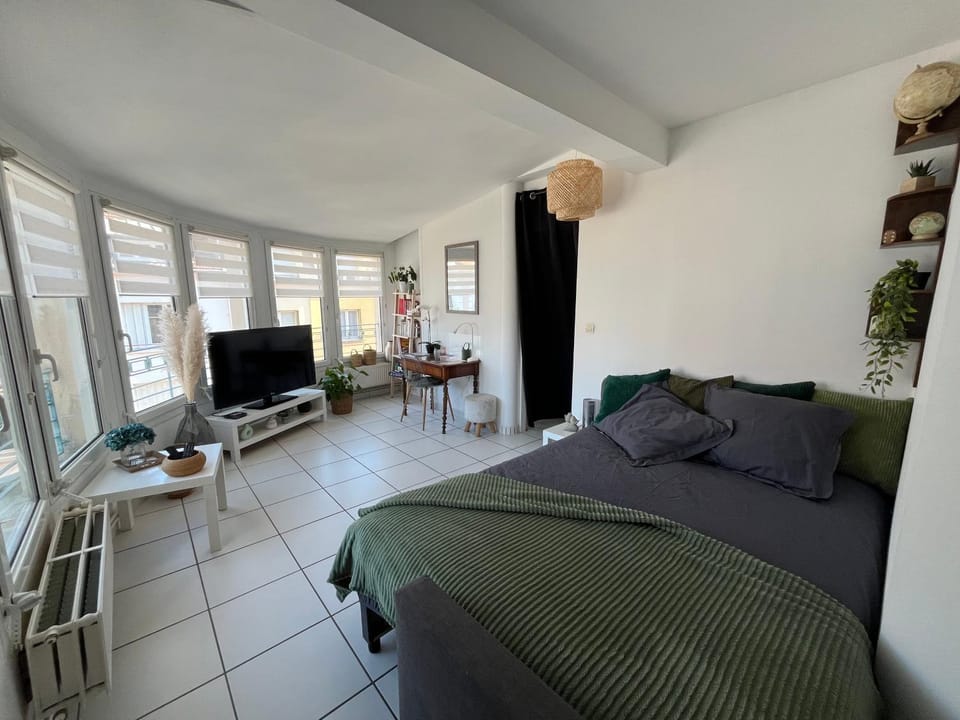 Bed, TV and multimedia, Living room, Seating area, Evening entertainment