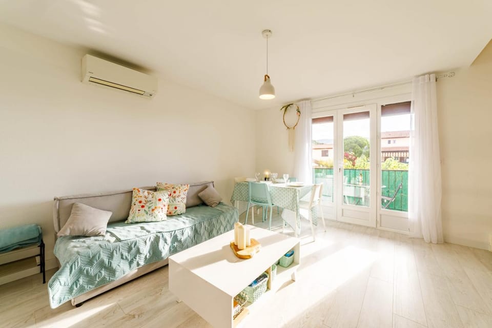 Balcony/Terrace, Living room, Dining area, air conditioner