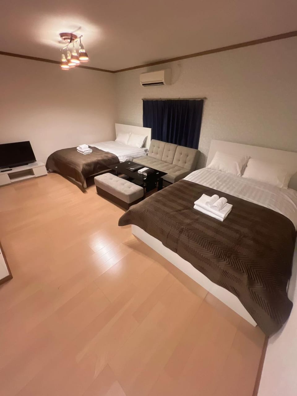 Bed, TV and multimedia, Bedroom, towels