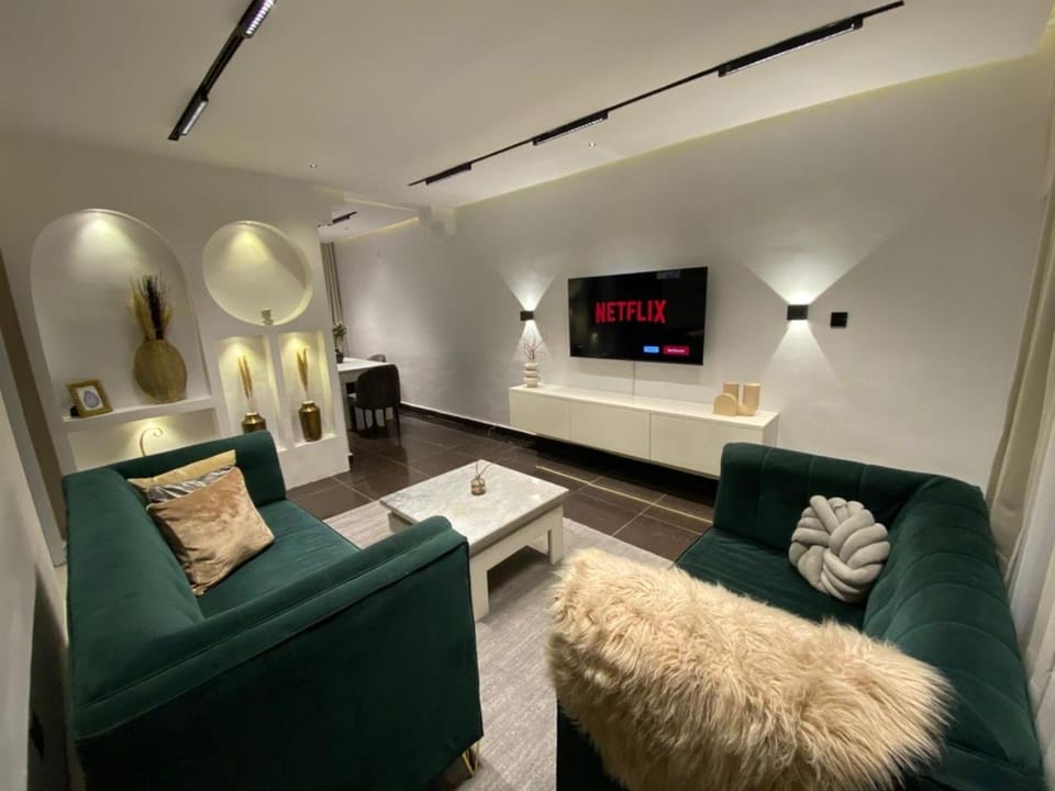 Stylish and Comfy 2 BR Apartment - Perfect for Families with PS5 Apartment hotel in Lagos