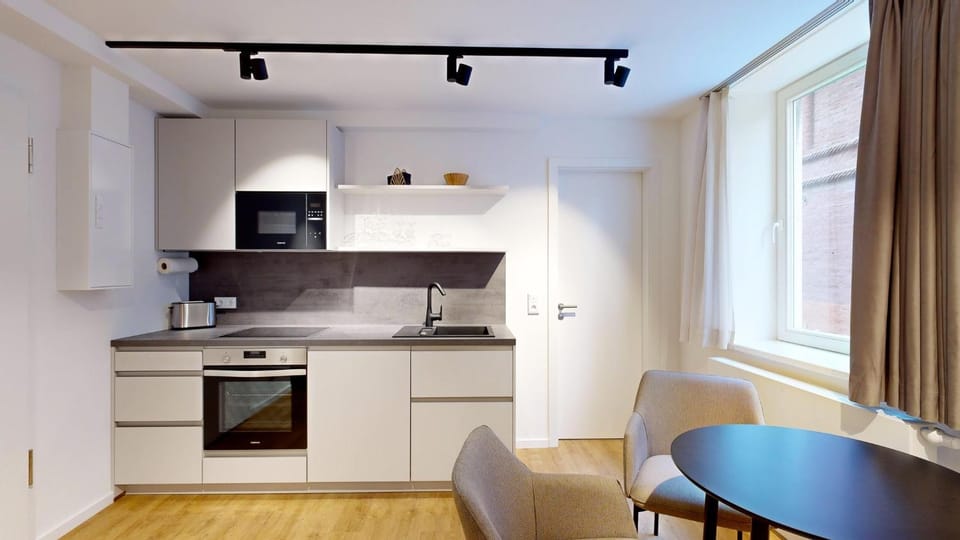 Kitchen or kitchenette, Dining area, City view, dishwasher, microwave, oven, stove