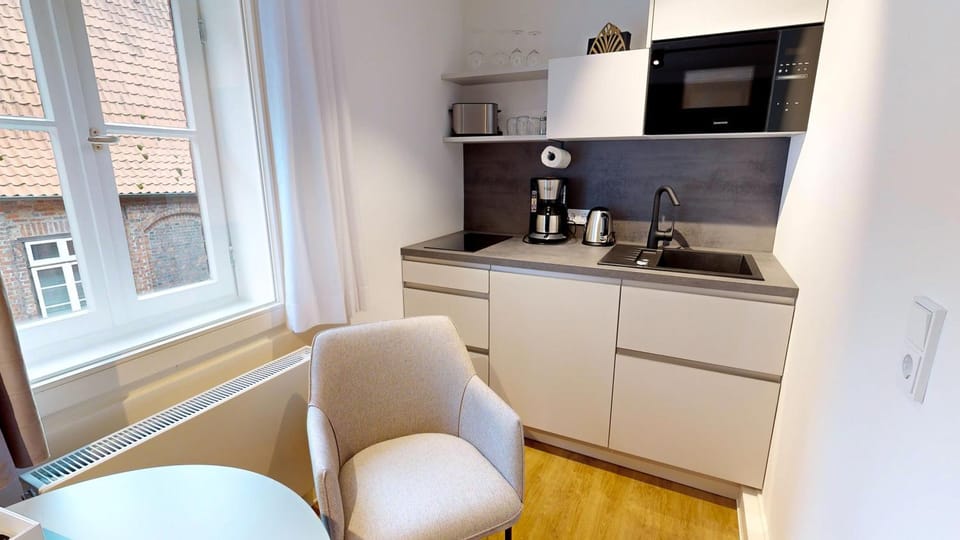 Coffee/tea facilities, View (from property/room), Kitchen or kitchenette, Seating area, City view, microwave, stove, toaster