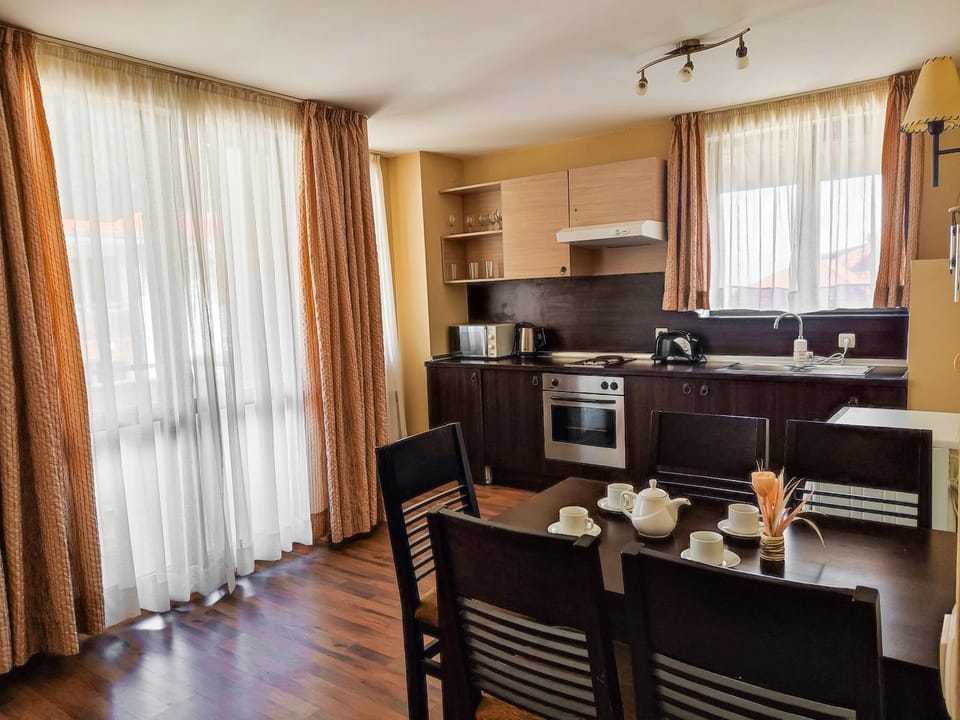 Kitchen or kitchenette, Dining area, oven, stove, toaster
