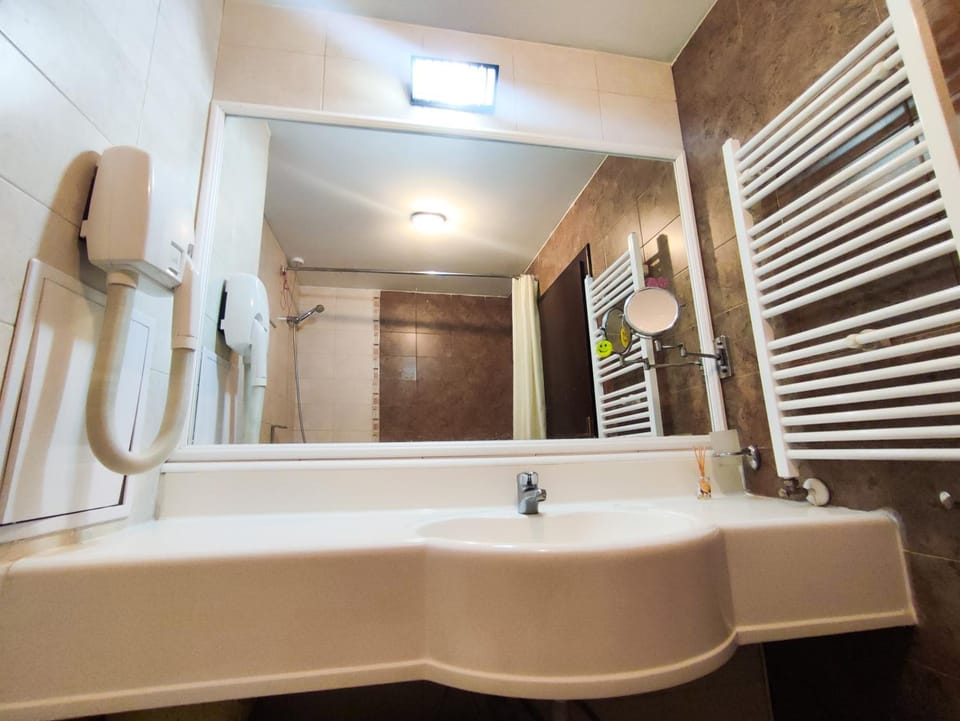Shower, Bathroom, Bath, towels