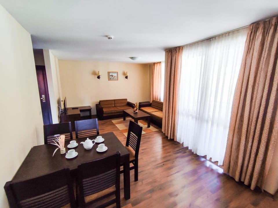 Seating area, Dining area