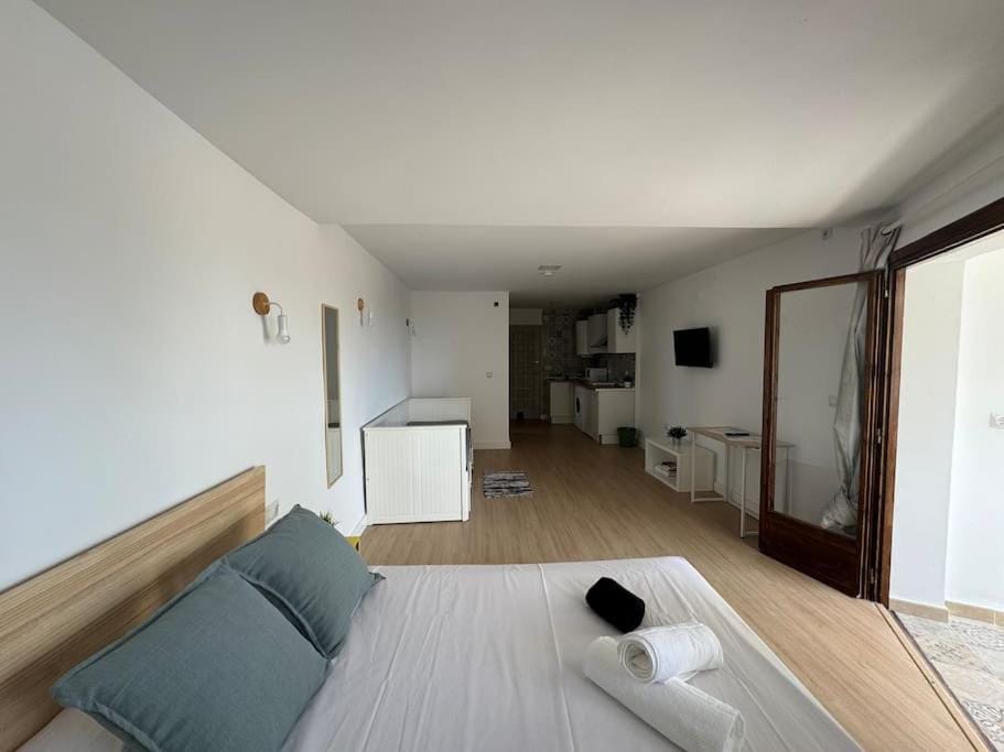 Bed, TV and multimedia, Living room, Photo of the whole room