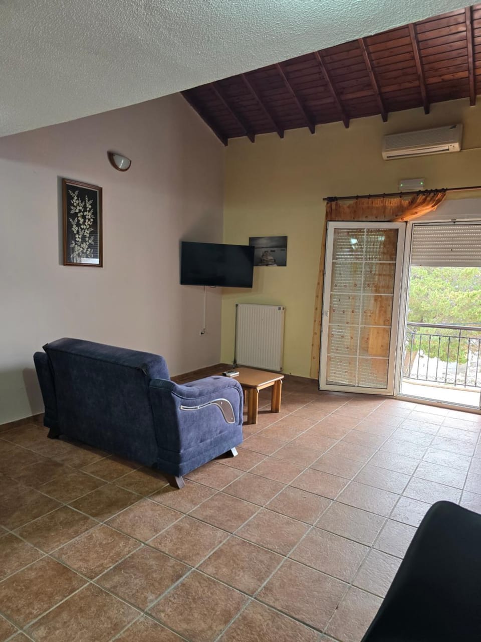 TV and multimedia, Living room, Seating area, air conditioner