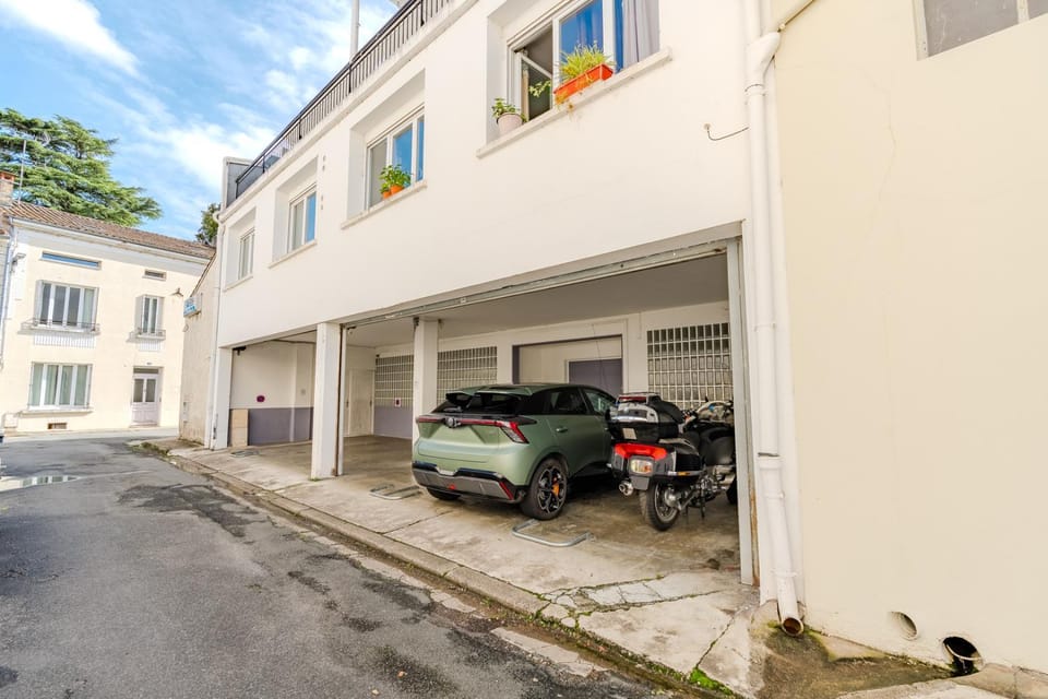 Property building, Facade/entrance, Parking