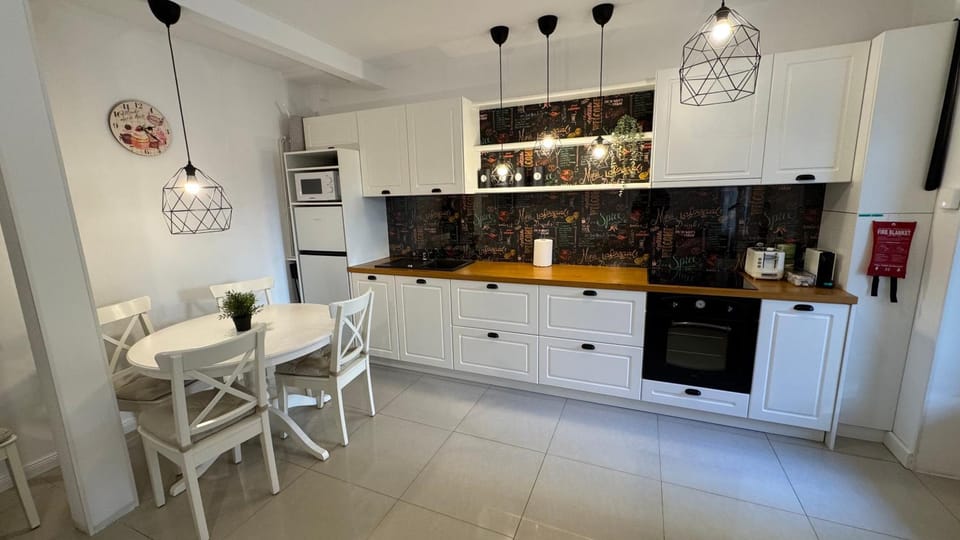Kitchen or kitchenette, Dining area, oven, stove