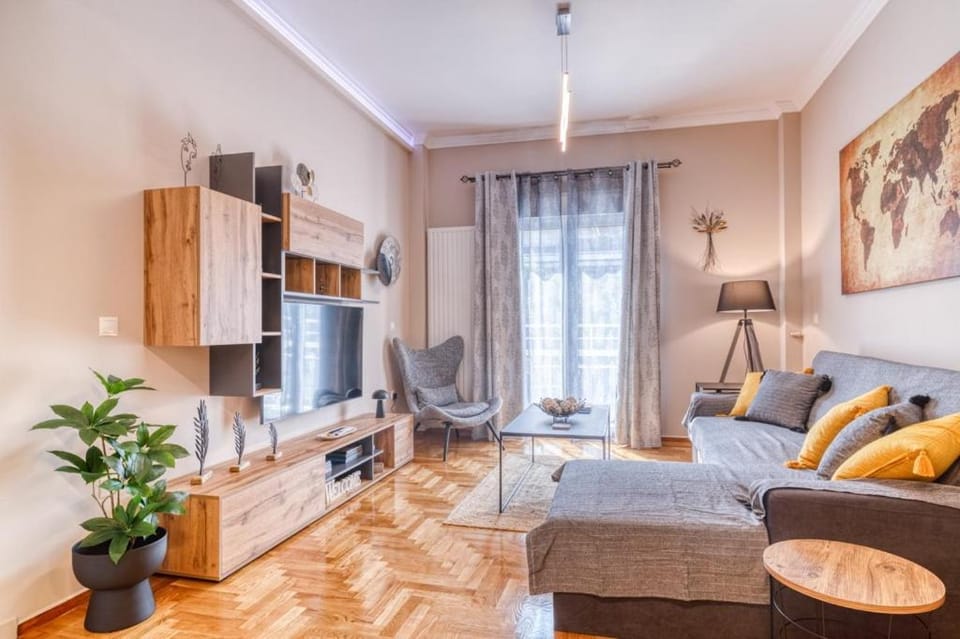 TV and multimedia, Living room, Seating area, Evening entertainment