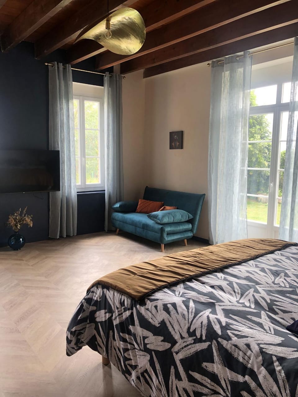 Photo of the whole room, Bedroom