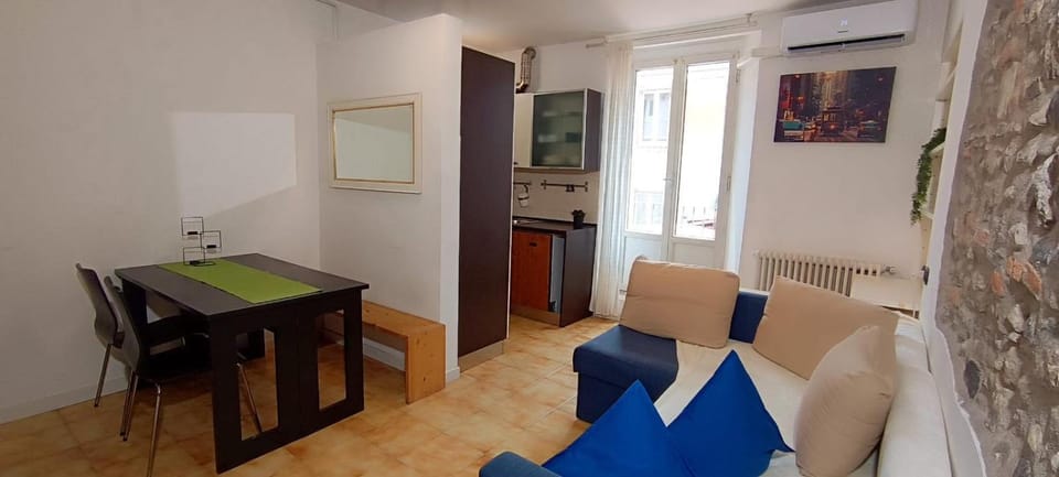 Kitchen or kitchenette, Living room, Seating area, Dining area, air conditioner