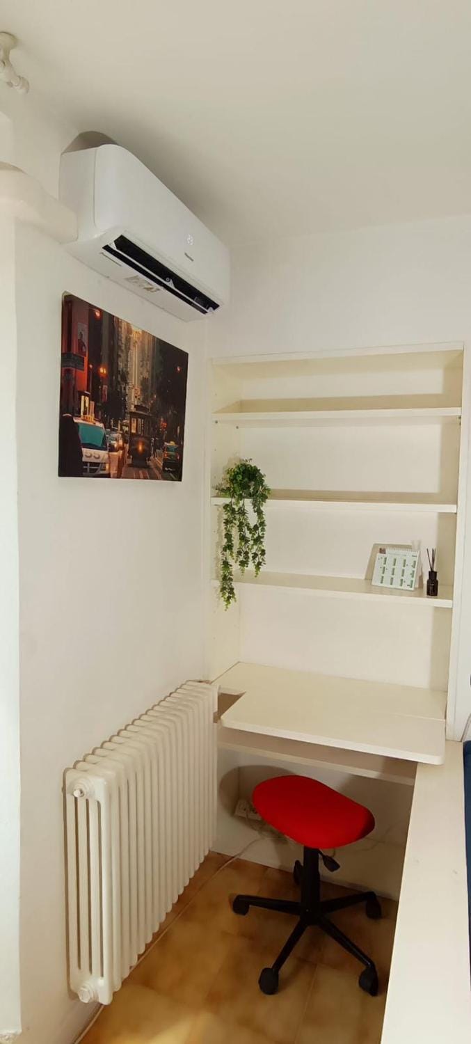 Seating area, internet, air conditioner
