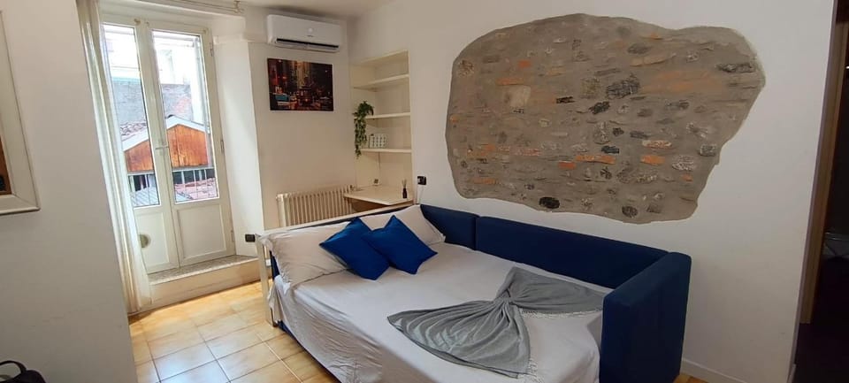 Bed, Living room, Photo of the whole room, Seating area, air conditioner