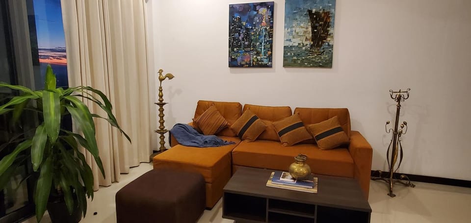 Trizen Luxury 32nd Floor 2 Bed-2 Bath Apartment with Pool, Harbour & Lotus Tower views Apartment in Colombo