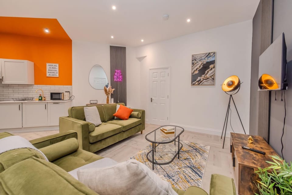 TV and multimedia, Kitchen or kitchenette, Living room, Seating area, oven, stove