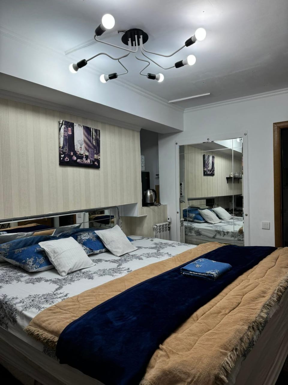 Bed, Living room, Photo of the whole room, Seating area, Bedroom