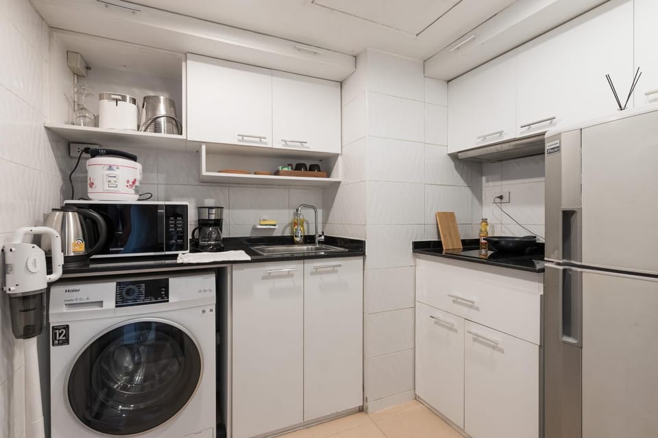 Coffee/tea facilities, microwave, minibar, stove, toaster, laundry, washing machine, dryer, kitchen