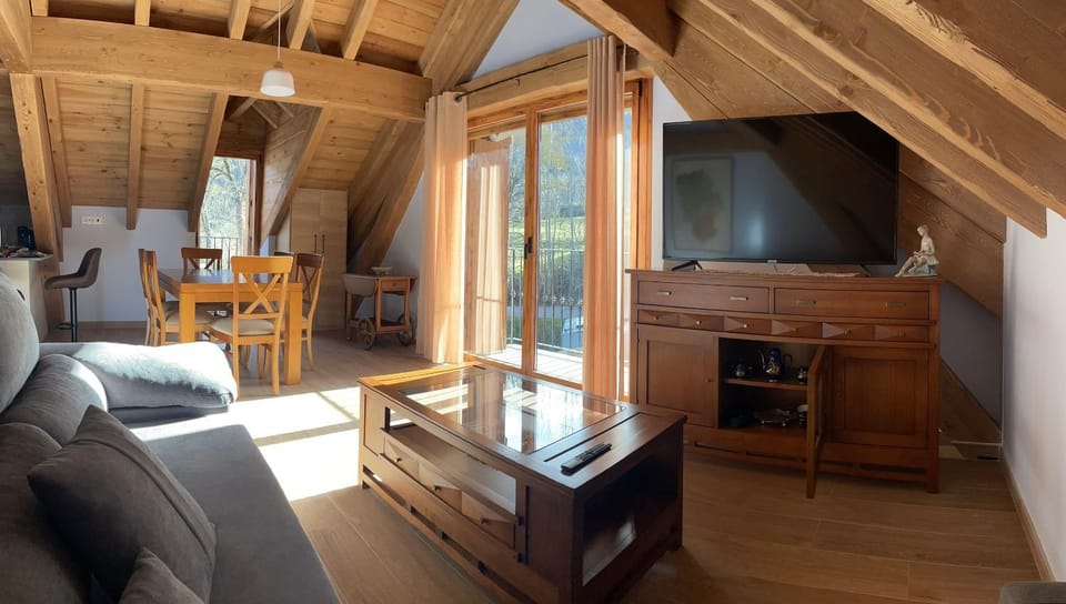 Communal lounge/ TV room, TV and multimedia, View (from property/room), Balcony/Terrace, Living room, Seating area, Mountain view