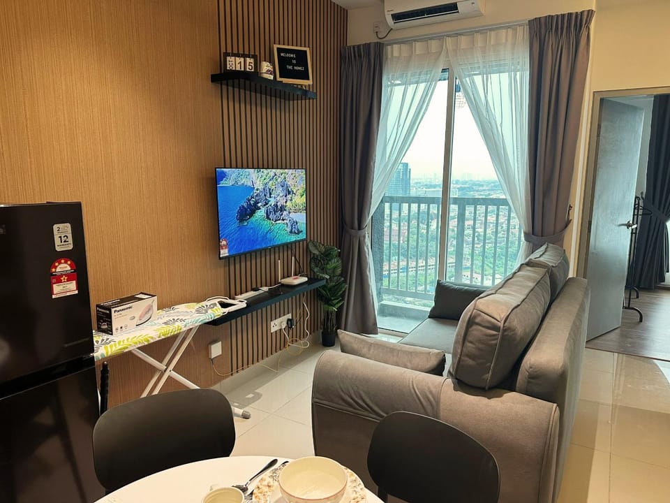 TV and multimedia, Living room, Seating area, Dining area, Evening entertainment, air conditioner