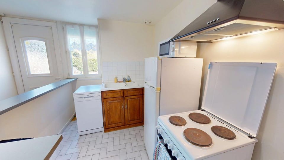 Kitchen or kitchenette, oven, pet friendly, stove