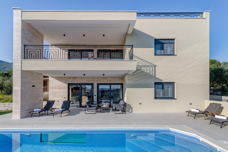 Property building, Day, Swimming pool