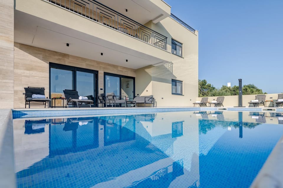 Patio, Day, Swimming pool, sunbed