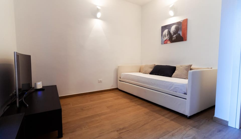 Bed, TV and multimedia, Living room, Evening entertainment