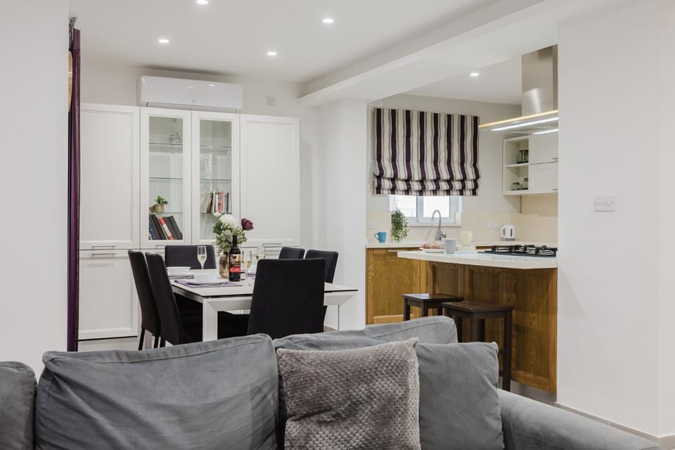 Ta Xbiex 3BED - Prime Location by Homely Apartment in Malta
