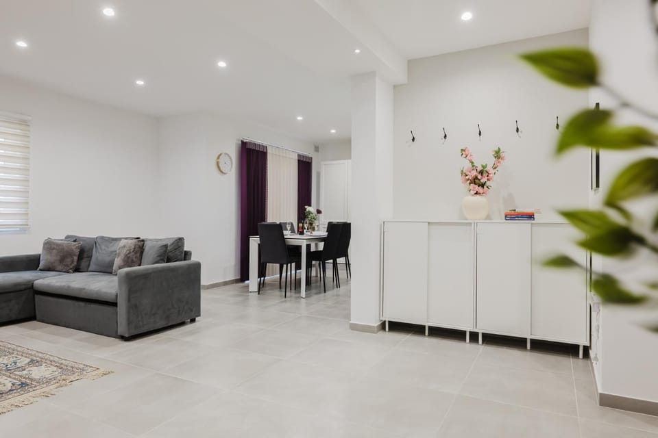 Ta Xbiex 3BED - Prime Location by Homely Apartment in Malta