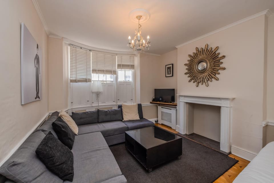 Brighton 5 Bed House with Private Patio Near Beach Apartment in Brighton