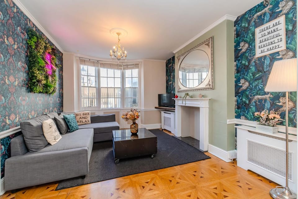 Stunning 5 Bed Home in Kemptown with Patio Space Apartment in Brighton
