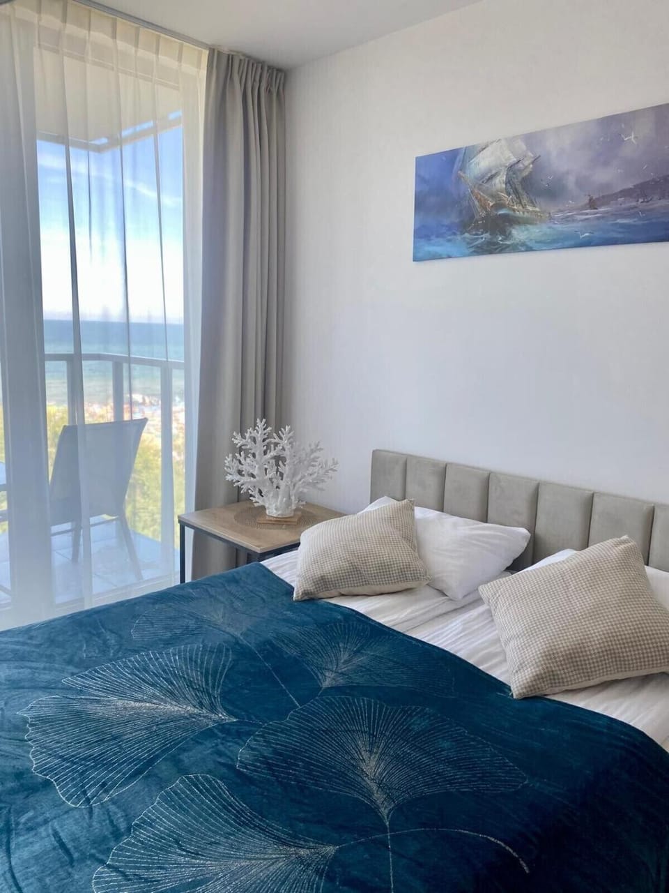 Bed, Photo of the whole room, Seating area