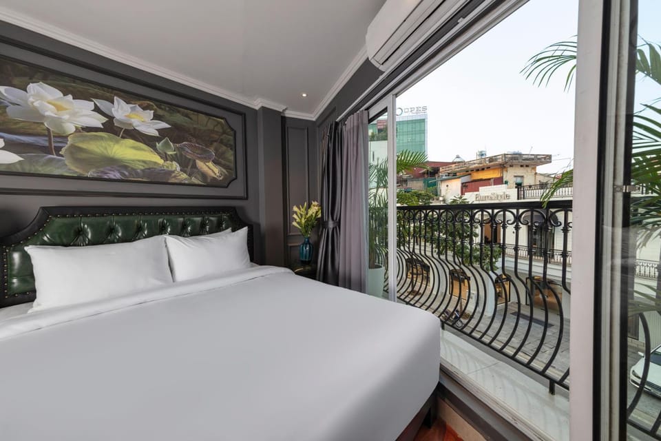 Bed, View (from property/room), Balcony/Terrace