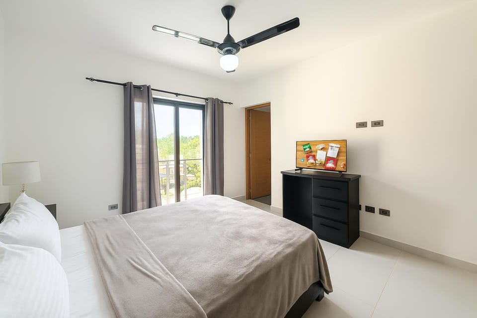 Bed, TV and multimedia, Photo of the whole room, Bedroom