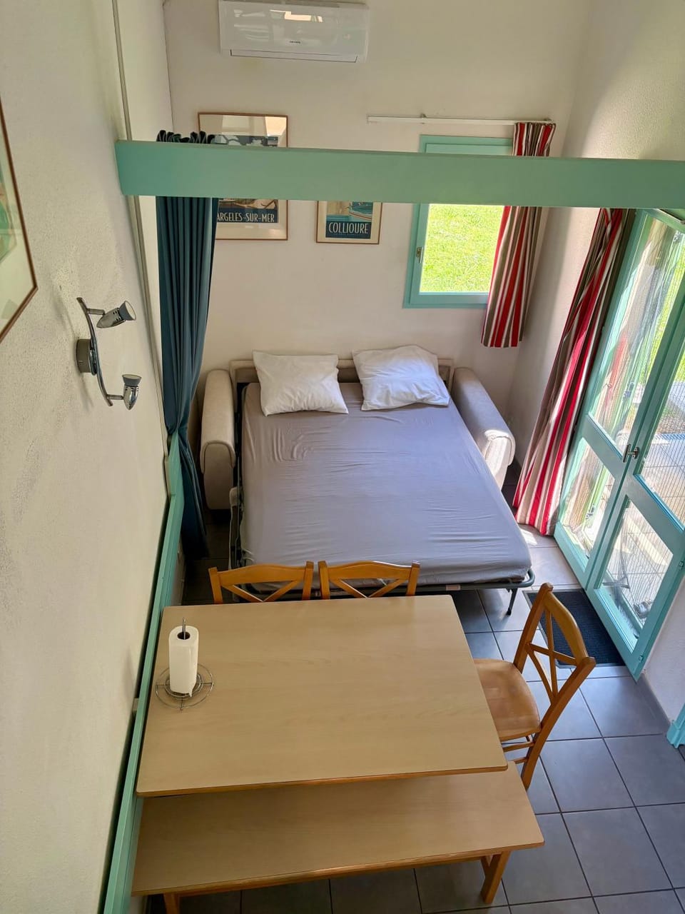 Photo of the whole room, Bedroom, air conditioner