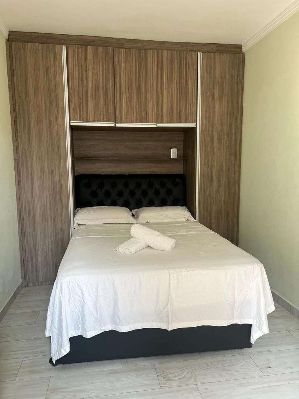 Photo of the whole room, towels, wardrobe