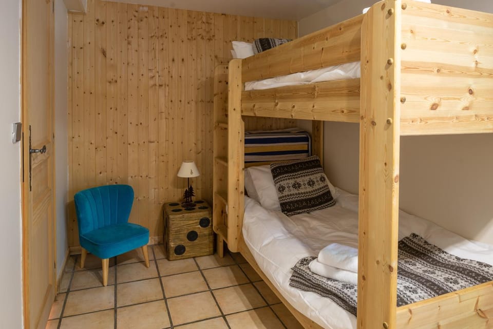 Bedroom, bunk bed