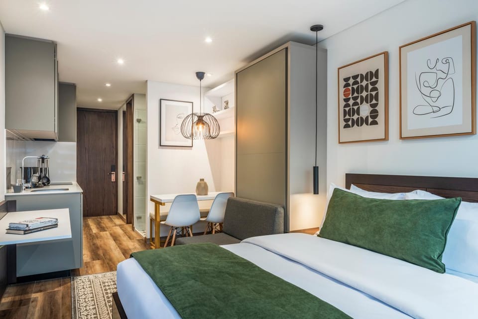 Bed, Dining area, Bedroom