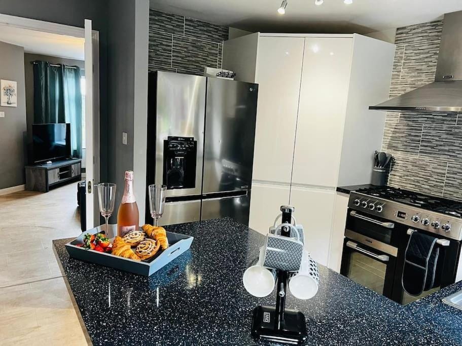 Fully modernised house, sleeps 7 House in Bridgend