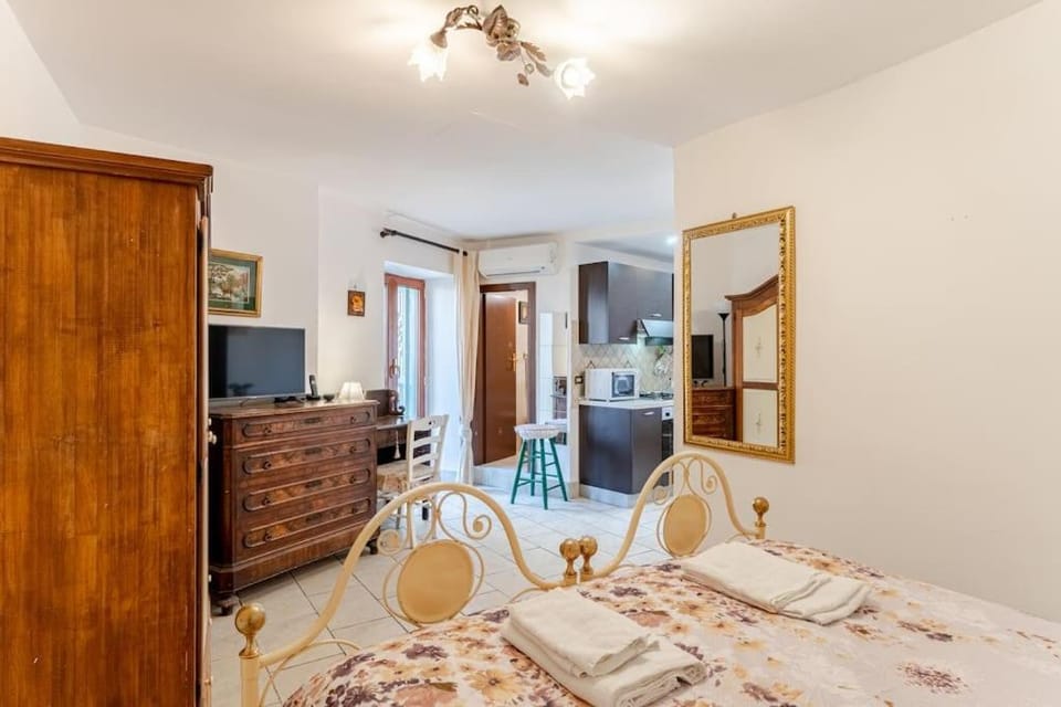 Bed, TV and multimedia, Photo of the whole room, Evening entertainment, Bedroom, wardrobe