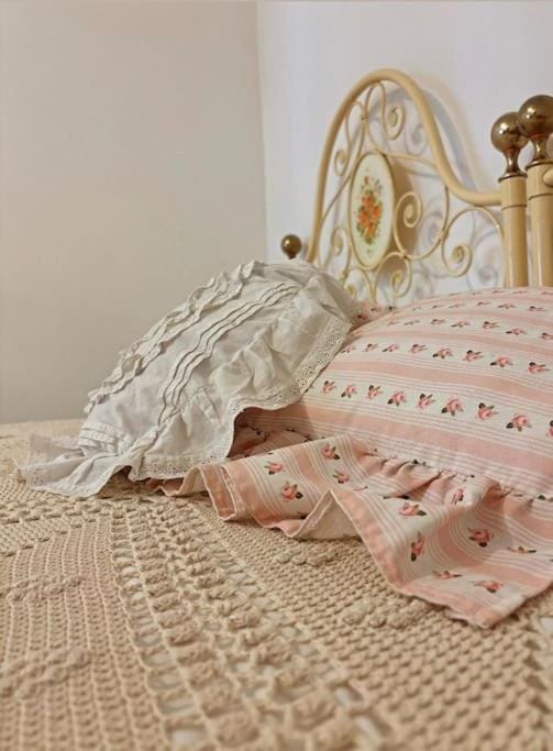 Bed, Photo of the whole room, Decorative detail, Bedroom