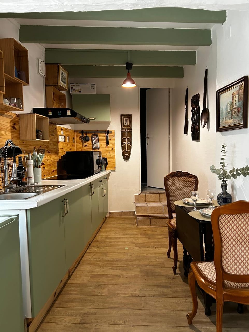 Kitchen or kitchenette, Dining area