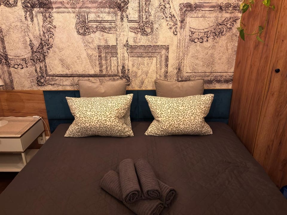 Bed, Photo of the whole room, Seating area, Bedroom