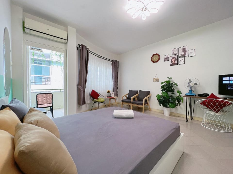 Bed, TV and multimedia, Seating area