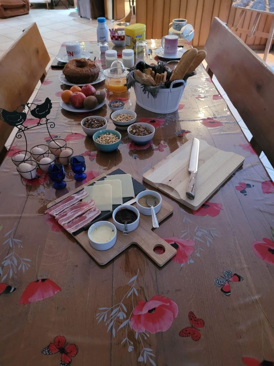 Food and drinks, Dining area, Breakfast, Continental breakfast