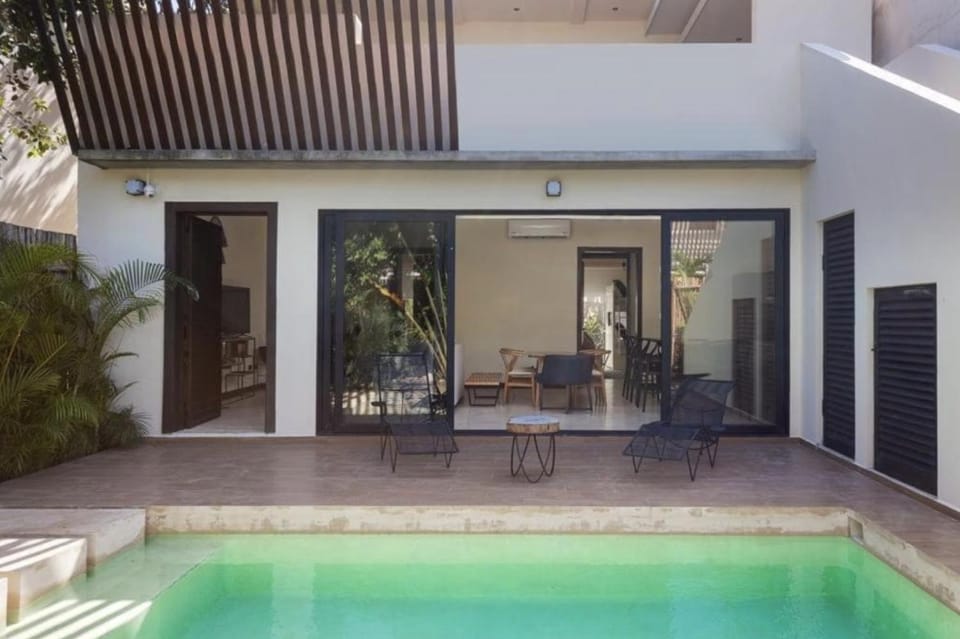 Property building, Day, Pool view, Swimming pool, sunbed