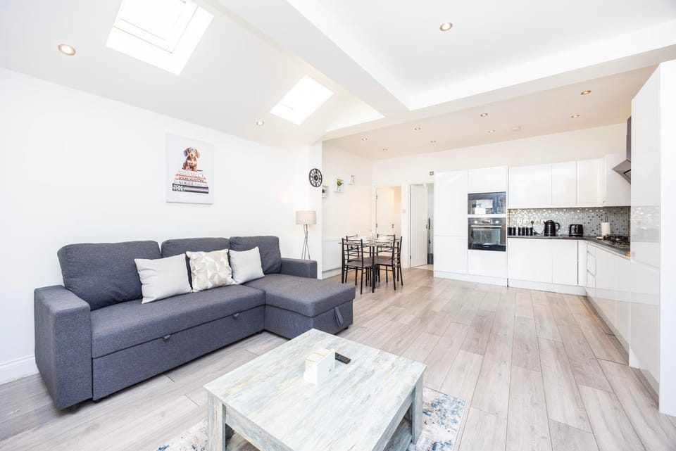 Kitchen or kitchenette, Living room, Seating area, Dining area, stove