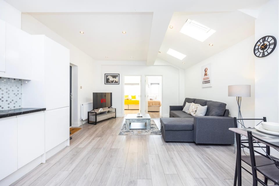 Communal lounge/ TV room, TV and multimedia, Living room, Seating area, Evening entertainment