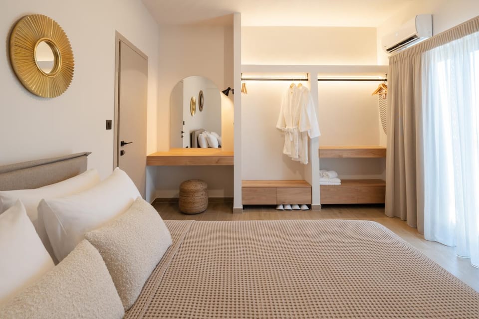 Bed, TV and multimedia, Balcony/Terrace, Bedroom, flat iron, towels, wardrobe, air conditioner